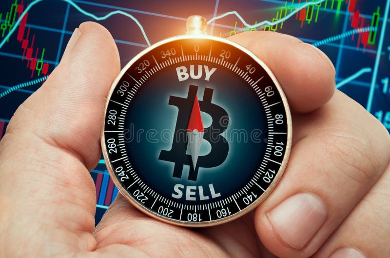 Bussola della tenuta della mano con il simbolo del bitcoin fotografia stock libera da diritti