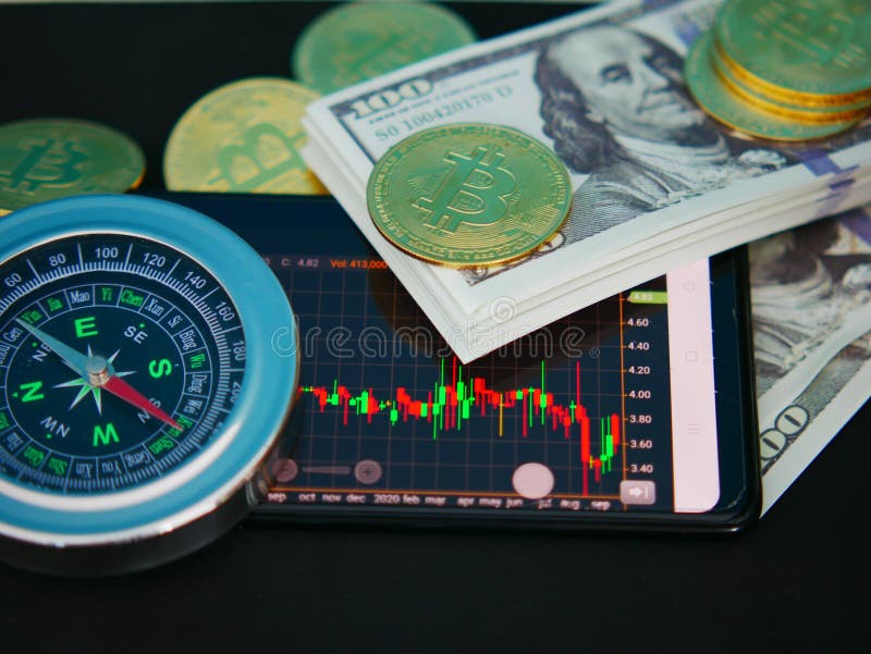 Bussola di investimento. concetto di investimento per il rischio di monete e dollari. diagramma di direzione dell'investimento immagini stock libere da diritti
