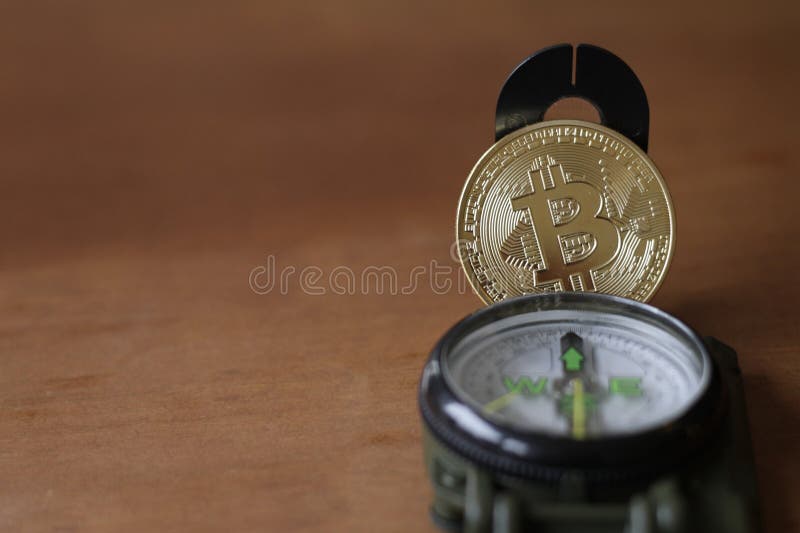 Bussola e bitcoin con spazio di copia fotografie stock