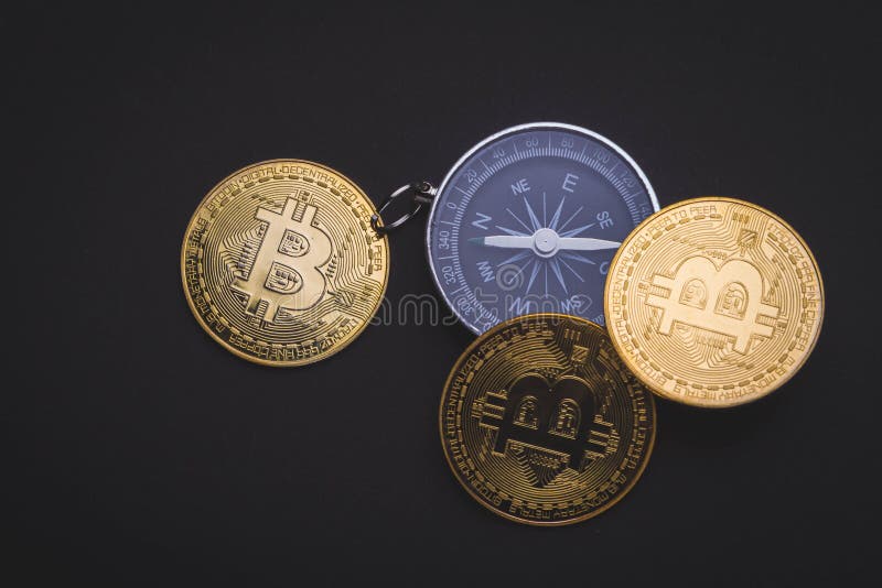 Bussola e bitcoin. viaggiare e critocratiche. acquisto di biglietti con monete in euro. immagini stock