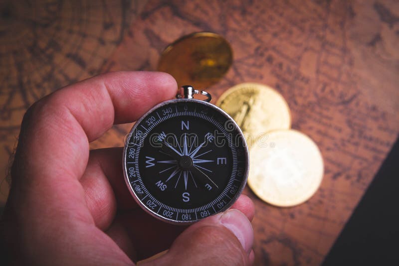 Bussola e bitcoin. viaggiare e critocratiche. acquisto di biglietti con monete in euro. fotografia stock libera da diritti