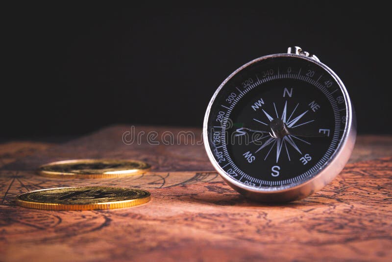 Bussola e bitcoin. viaggiare e critocratiche. acquisto di biglietti con monete in euro. fotografia stock libera da diritti