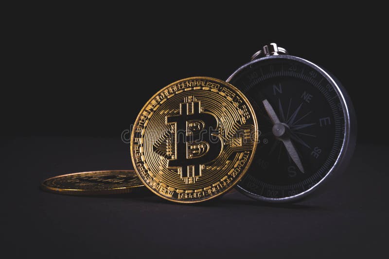 Bussola e bitcoin. viaggiare e critocratiche. acquisto di biglietti con monete in euro. fotografia stock