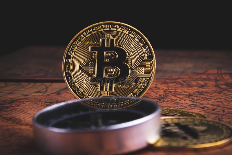 Bussola e bitcoin. viaggiare e critocratiche. acquisto di biglietti con monete in euro. immagini stock libere da diritti