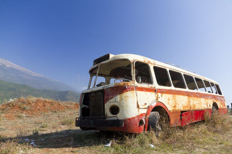 Buswrack in der trockenen Landschaft lizenzfreies stockbild Buswrack in der trockenen Landschaft lizenzfreies stockbild