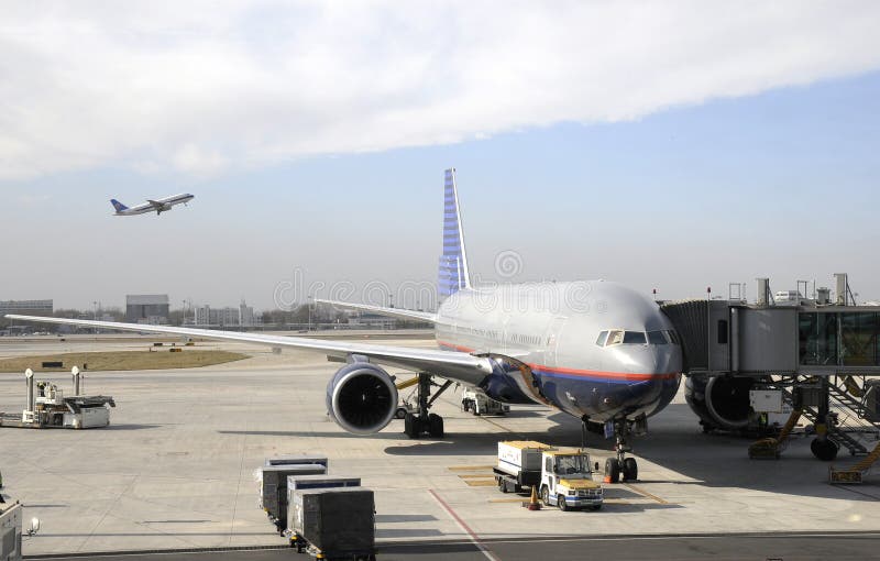 Occupato l'aeroporto con volo di volo, l'aereo in aeroporto.