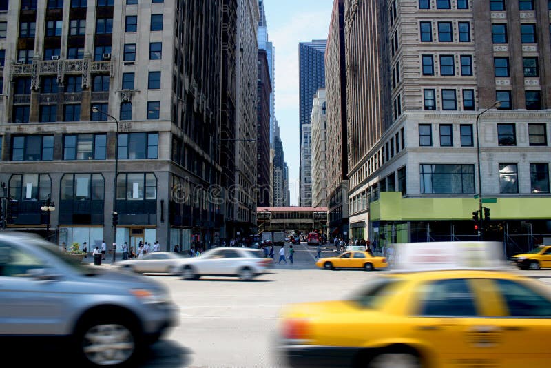 Carros la raza de acuerdo sobre el ocupado la ciudad calles.