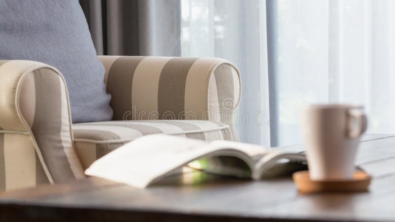 Butaca acogedora con la almohada gris fotografía de archivo libre de regalías Butaca acogedora con la almohada gris fotografía de archivo libre de regalías