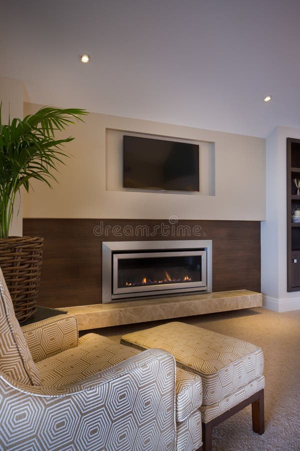 Chimenea casera Comfy foto de archivo. Imagen de libros - 13540164