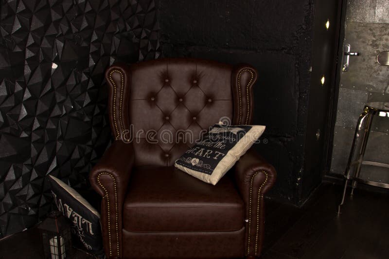 Sofá Viejo En Una Sala De Estar Con La Decoración Roja De La Pared De