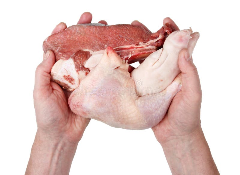 Butche ofrece al comprador de los pedazos frescos de la carne cruda - pollo, carne de vaca imagen de archivo