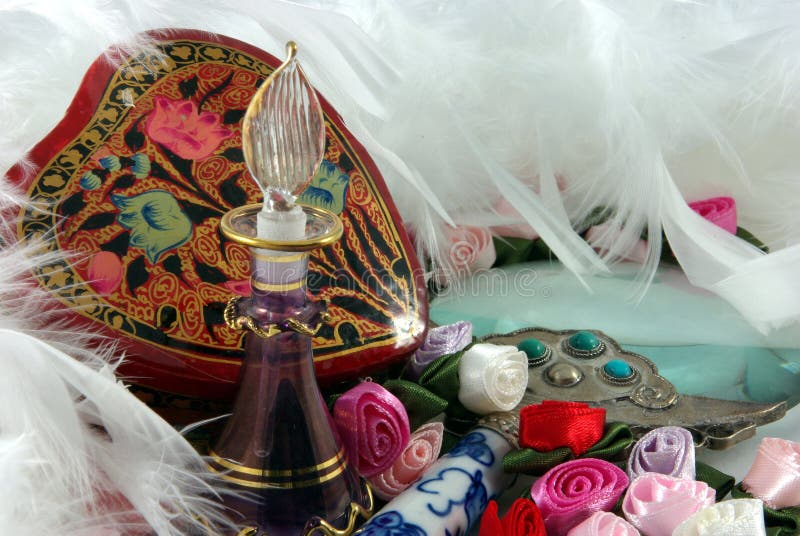 Butelka perfum kwiatu pióra fotografia stock