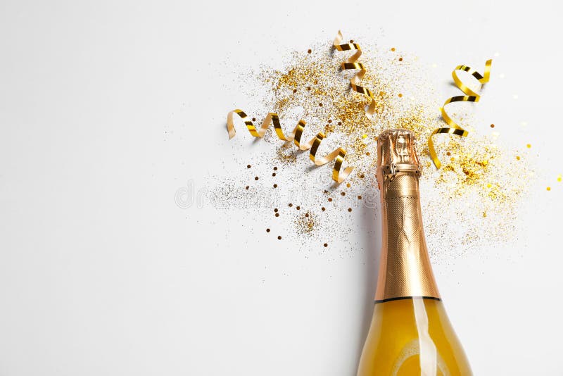 Butelka szampan z złocistą błyskotliwością, confetti i przestrzenią dla teksta na białym tle, odgórny widok komicznie zdjęcia royalty free