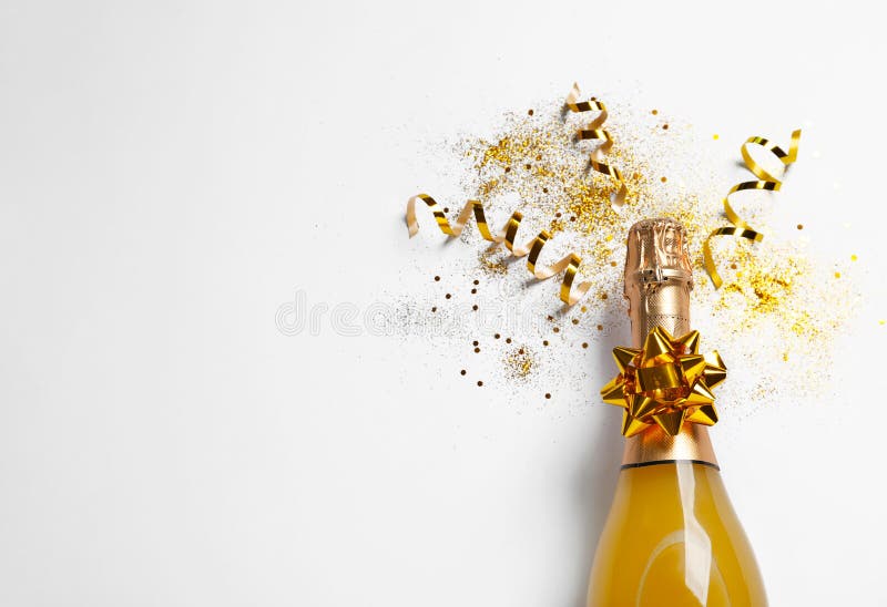 Butelka szampan z złocistą błyskotliwością, confetti i przestrzenią dla teksta na białym tle, odgórny widok fotografia royalty free