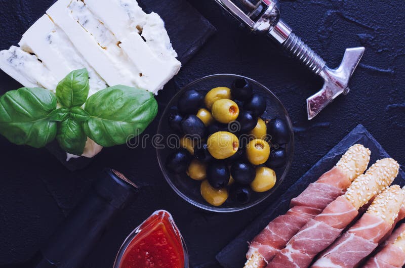 Butelka wino z antipasti zdjęcie royalty free Butelka wino z antipasti zdjęcie royalty free