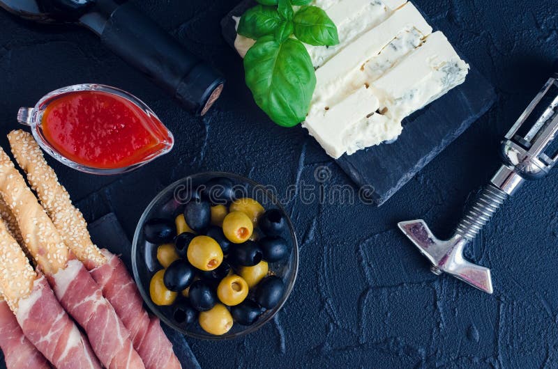 Butelka wino z antipasti zdjęcie royalty free Butelka wino z antipasti zdjęcie royalty free