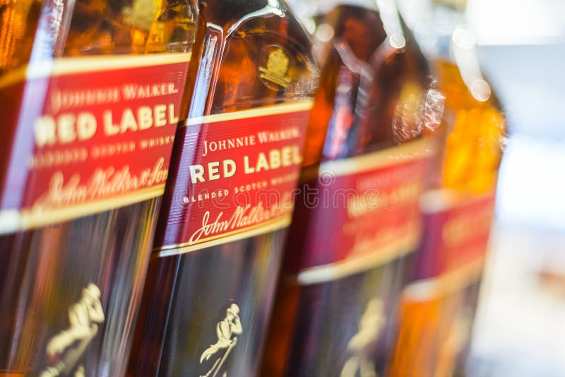 Butelki johnnie walker whisky pakowane do sprzedaży w supermarkecie. Pozn i pol apr 13 2021 : johnnie walker szkotch whisky butelki pakowane do sprzedaży w supermarkecie