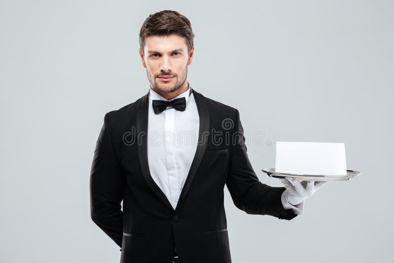 Butler Dans Le Smoking Et Gants Tenant Le Plateau Avec La Carte Vierge  Photo stock - Image du formel, plateau: 73267732