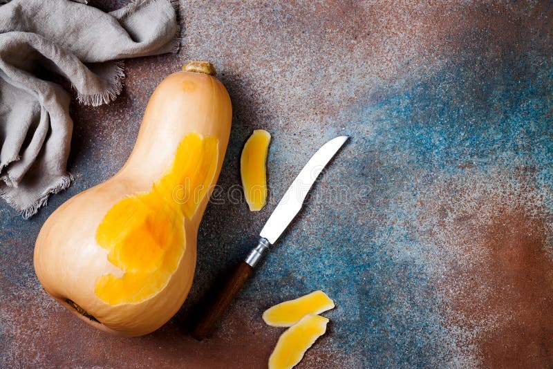 Butternutsquash på lantlig bakgrund Sund nedgång som lagar mat begrepp fotografering för bildbyråer Butternutsquash på lantlig bakgrund Sund nedgång som lagar mat begrepp fotografering för bildbyråer