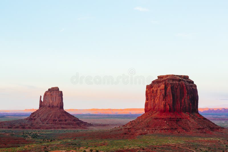 Buttes au coucher du soleil, les mitaines, Merrick Butte, vallée de monument, A photos libres de droits Buttes au coucher du soleil, les mitaines, Merrick Butte, vallée de monument, A photos libres de droits