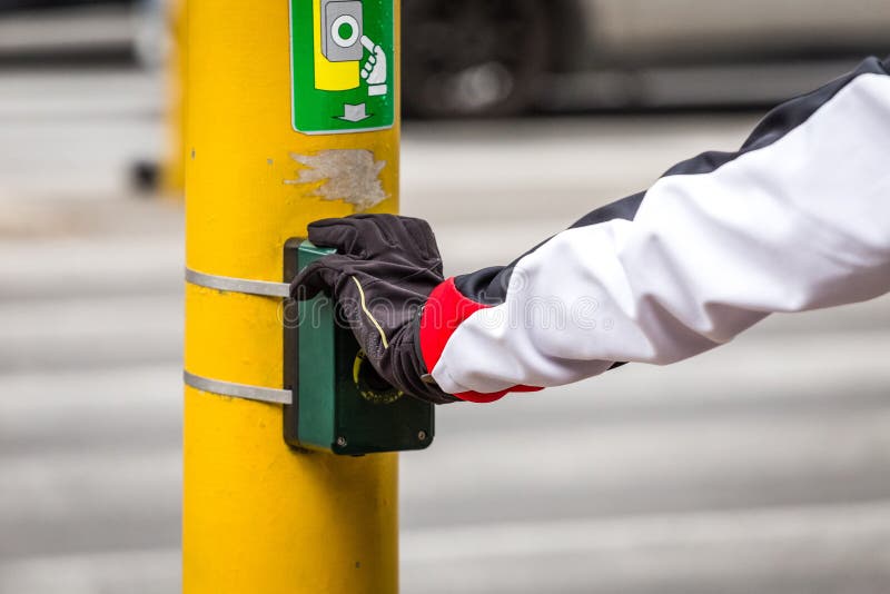 Button at the semaphore for the transition cycle and pedestrian