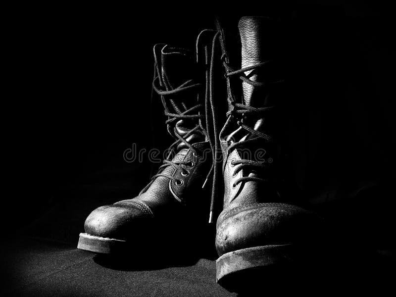 Buty obrysowywają wojskowego