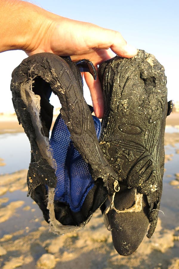 Buty w wodzie która no opierał się odprowadzenia na dennej falezie fotografia stock Buty w wodzie która no opierał się odprowadzenia na dennej falezie fotografia stock