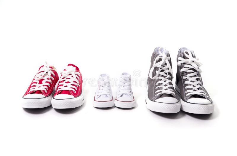 Buty w środku, synu i córka dzieciaka małym rozmiarze w rodzinnym miłości pojęciu ojca dużym, macierzystym, zdjęcie royalty free Buty w środku, synu i córka dzieciaka małym rozmiarze w rodzinnym miłości pojęciu ojca dużym, macierzystym, zdjęcie royalty free