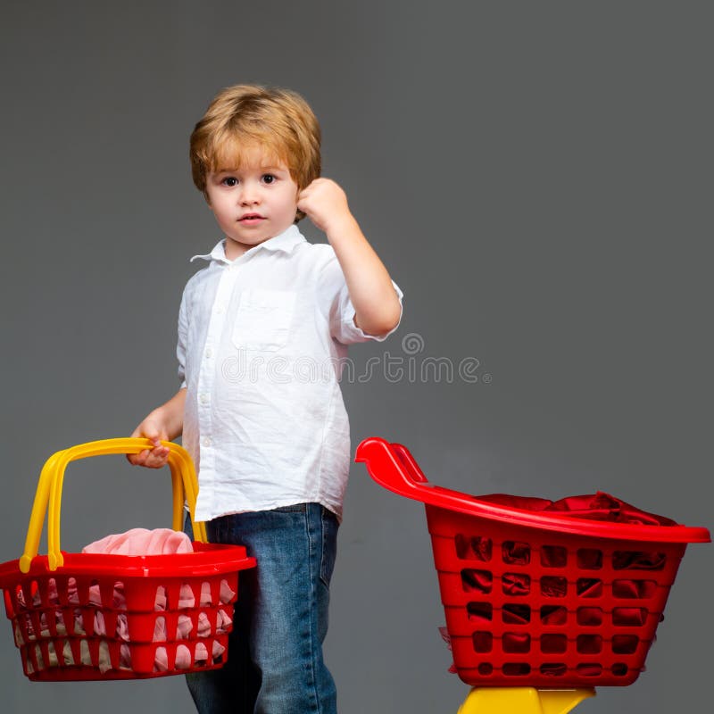 Мальчик купил в магазине n. Мальчик с покупками. Мальчик в магазине. Мальчик делает покупки. Фотосессия детей для магазина одежды.
