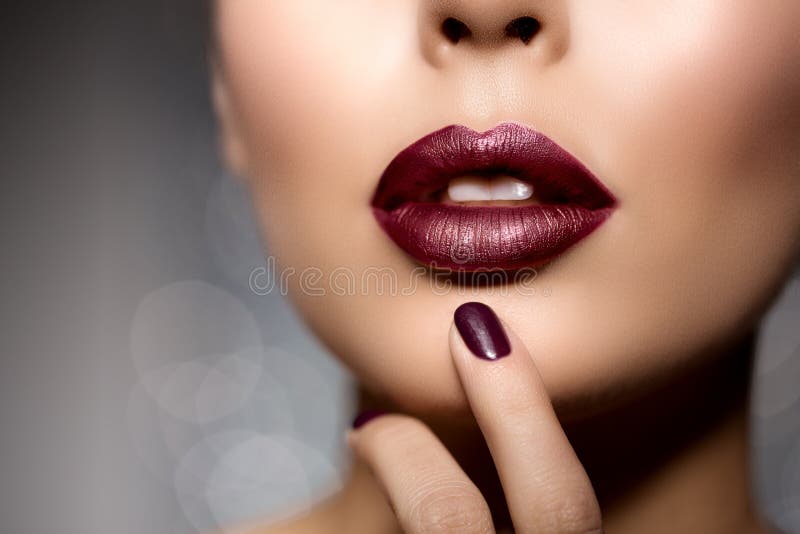 Buze roșii aproape. frumoasă fată model cu ruj stock photo