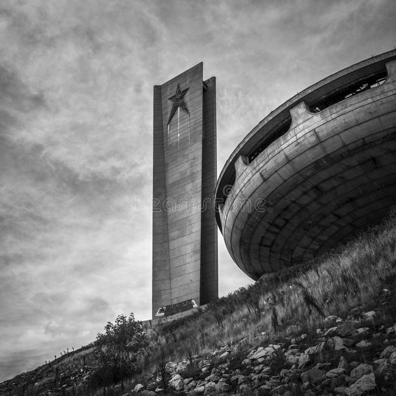 Buzludzha Abandonó el monumento al comunismo en Bulgaria fotografía de archivo libre de regalías Buzludzha Abandonó el monumento al comunismo en Bulgaria fotografía de archivo libre de regalías