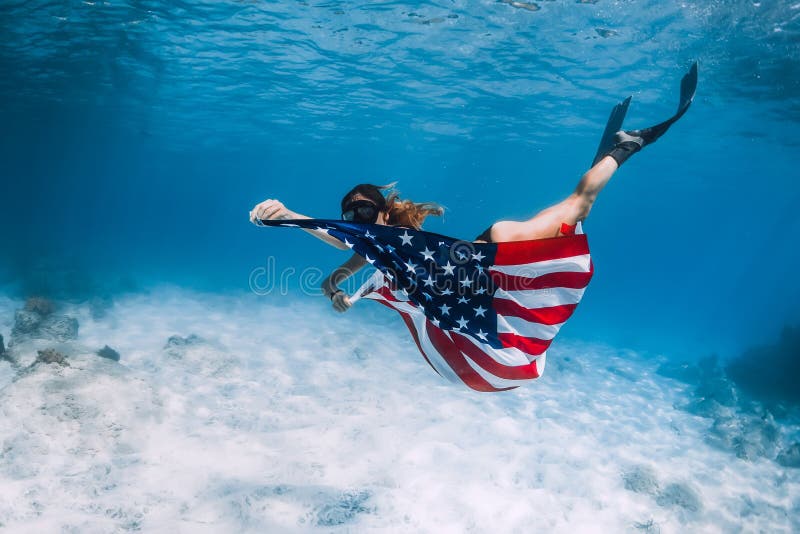 Buzo Libre Nadar Sobre El Mar De Arena Con La Bandera De Los