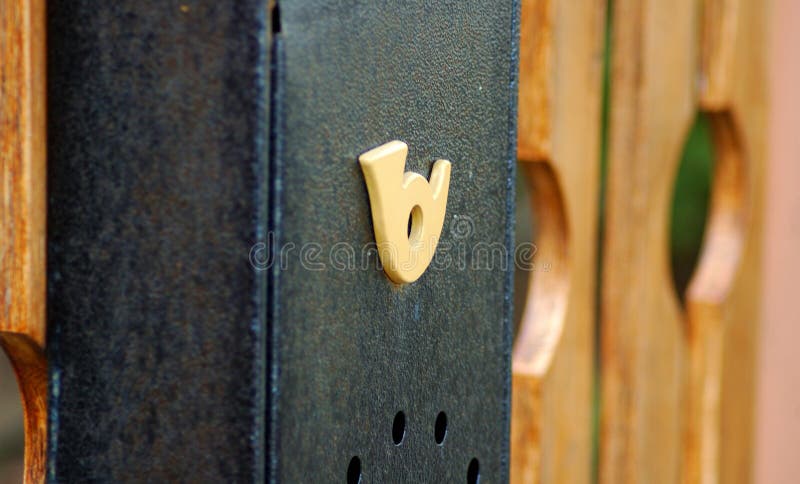 Buzón en una cerca de madera imagenes de archivo Buzón en una cerca de madera imagenes de archivo