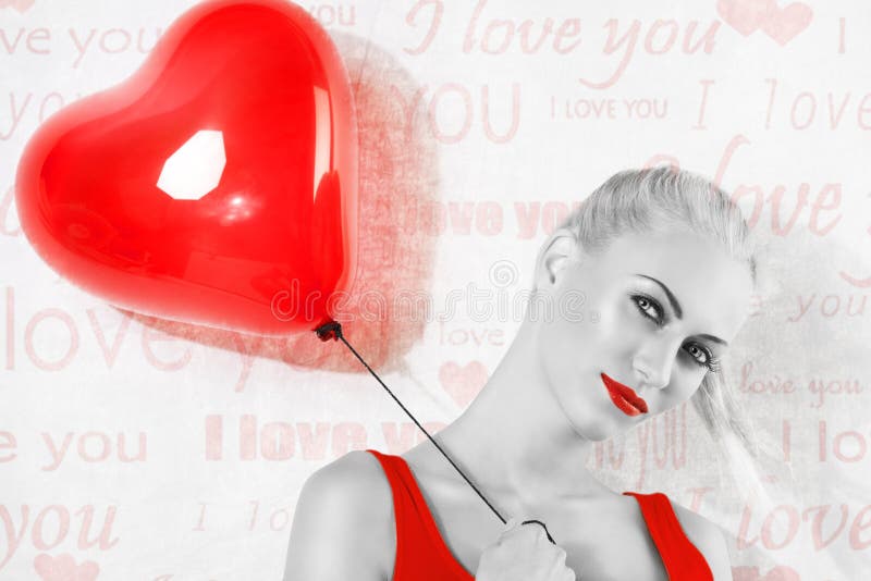 BW-Schuss, des sexy blonden Mädchens mit rotem Herzballon lizenzfreie stockbilder BW-Schuss, des sexy blonden Mädchens mit rotem Herzballon lizenzfreie stockbilder