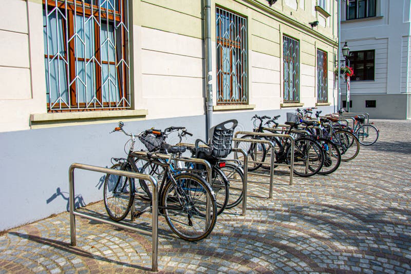 Bicicletas estacionado a bloqueado sobre el bastidores hecho es un en.