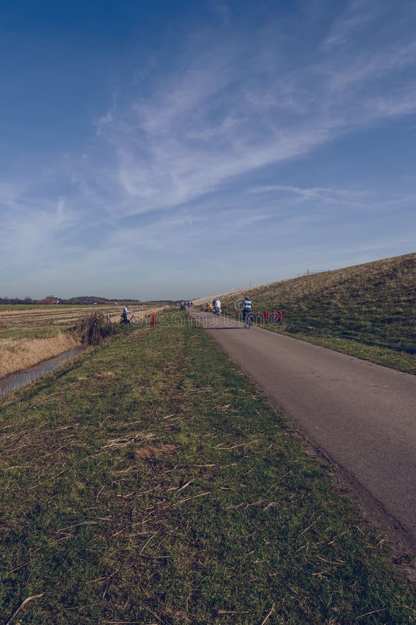 Bycicles ruch drogowy na drodze Texel przy weekendem obrazy stock Bycicles ruch drogowy na drodze Texel przy weekendem obrazy stock