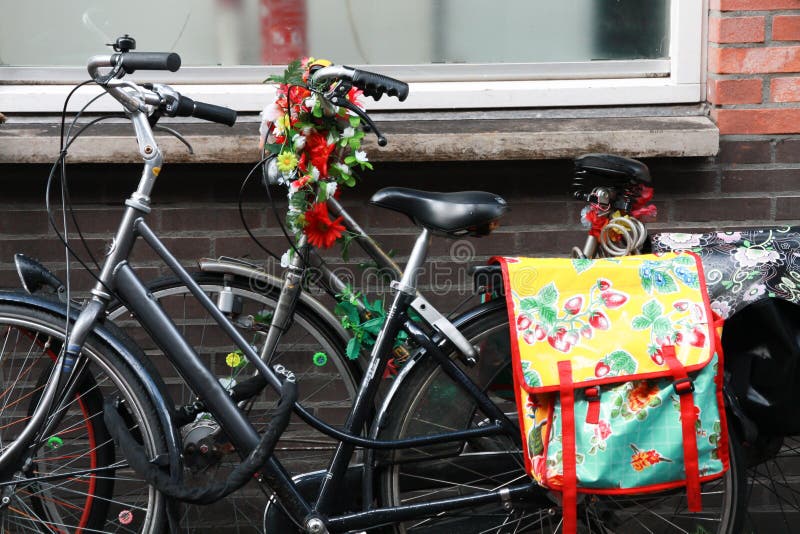 Bycicles με τα λουλούδια στο τουβλότοιχο στοκ φωτογραφία με δικαίωμα ελεύθερης χρήσης Bycicles με τα λουλούδια στο τουβλότοιχο στοκ φωτογραφία με δικαίωμα ελεύθερης χρήσης