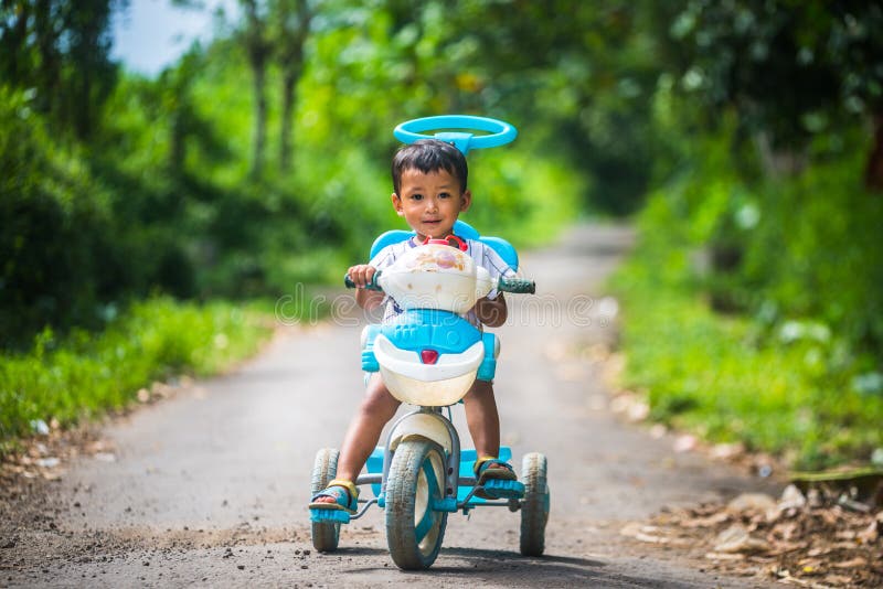 Bycycle de bébé de tour d'enfants images stock Bycycle de bébé de tour d'enfants images stock