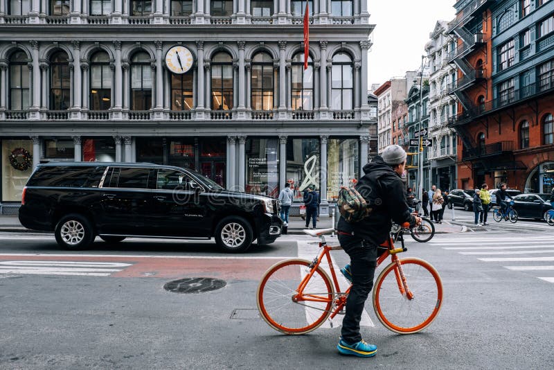 Нью-Йорк- США- 6-ое декабря 2019: Bycycle людей ездить на бродвее, массовая культура в Нью-Йорке