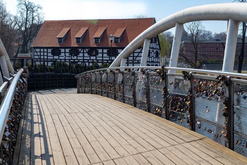 Bydgoszcz, kujawsko-pomorskie/Polônia - abril, 4, 2019: Ponte dos amantes sobre o rio na Europa Central Passadiço sobre a fotos de stock royalty free Bydgoszcz, kujawsko-pomorskie/Polônia - abril, 4, 2019: Ponte dos amantes sobre o rio na Europa Central Passadiço sobre a fotos de stock royalty free