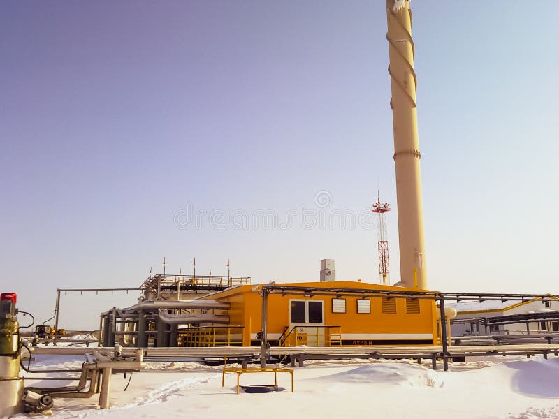 Bygga ett hus med en gaspanna Boiler i en industrianläggning royaltyfria bilder Bygga ett hus med en gaspanna Boiler i en industrianläggning royaltyfria bilder