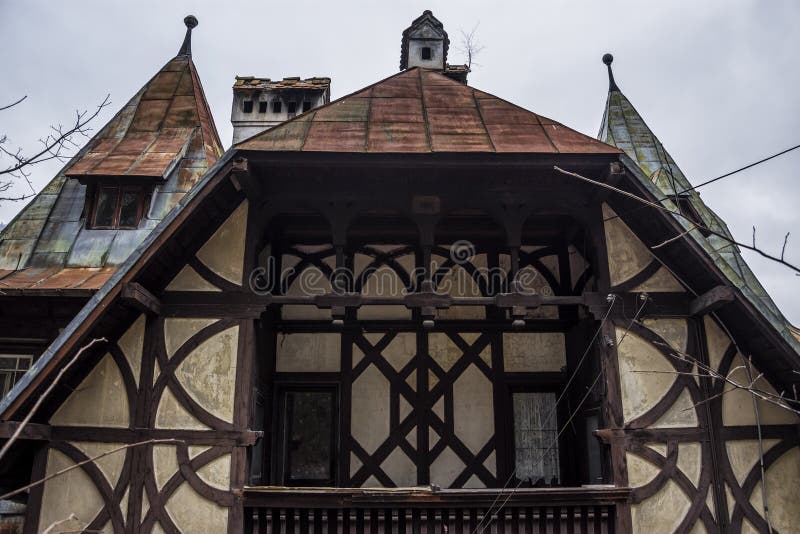Byggande arkitektur med det gamla traditionella taket i Sinaia royaltyfri bild Byggande arkitektur med det gamla traditionella taket i Sinaia royaltyfri bild