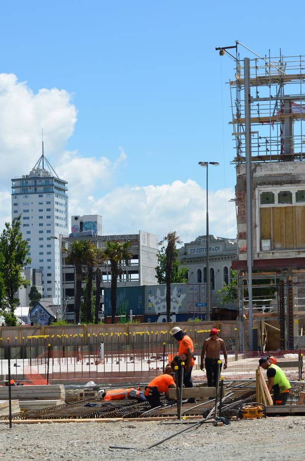 Byggmästare bygger en nybygge i Christchurch Nya Zeeland arkivbild