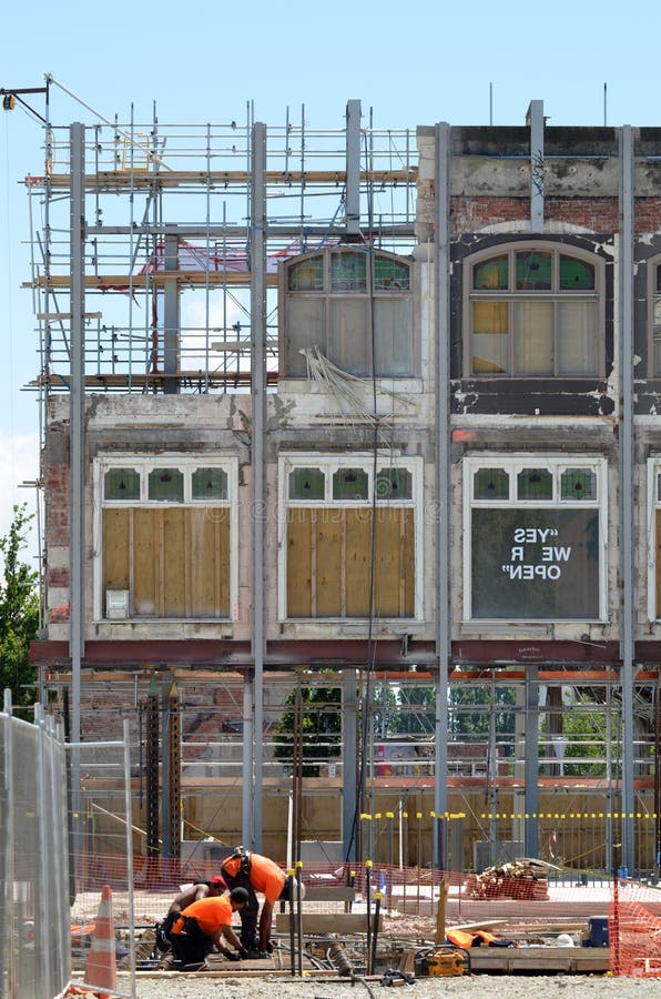 Byggmästare bygger en nybygge i Christchurch Nya Zeeland royaltyfria foton
