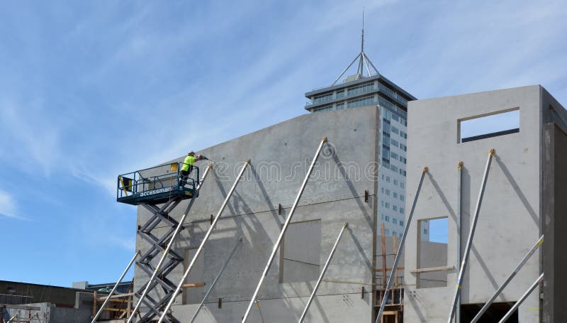 Byggmästaren bygger en nybygge i Christchurch Nya Zeeland royaltyfria foton