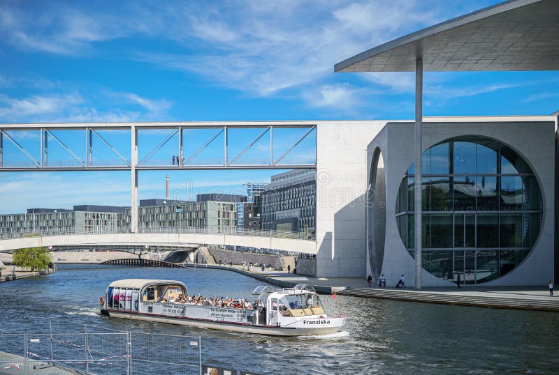 Byggnad av det tyska kanslit eller Bundeskanzleramt i Berlin arkivbild Byggnad av det tyska kanslit eller Bundeskanzleramt i Berlin arkivbild