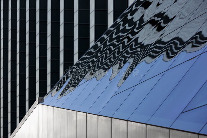 Byggnad av stål och exponeringsglas med reflexion arkivfoto Byggnad av stål och exponeringsglas med reflexion arkivfoto