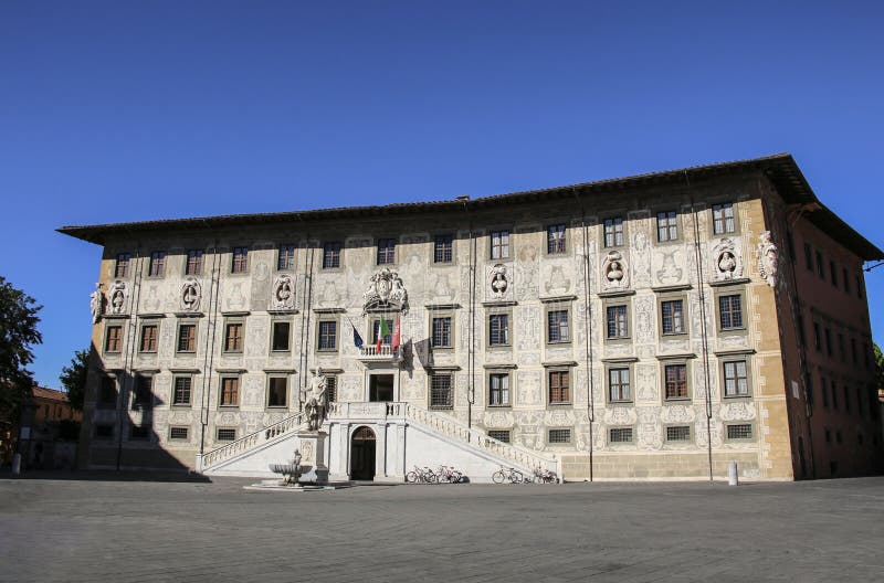 Byggnad av universitetet på den piazzadeiCavalieri Palazzo dellaen Ca royaltyfri foto Byggnad av universitetet på den piazzadeiCavalieri Palazzo dellaen Ca royaltyfri foto
