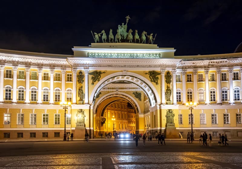 Byggnad för allmän personal på slottfyrkanten på natten, St Petersburg, Ryssland fotografering för bildbyråer Byggnad för allmän personal på slottfyrkanten på natten, St Petersburg, Ryssland fotografering för bildbyråer