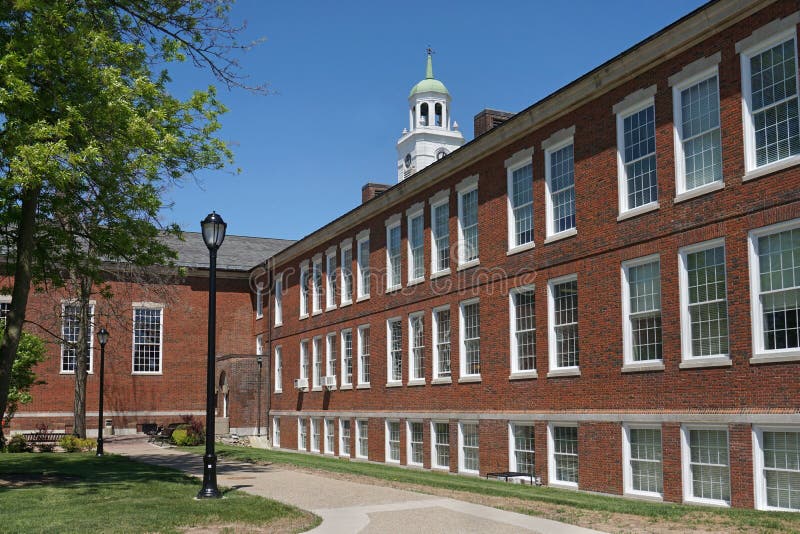 Byggnad för högskola för New England stiltegelsten arkivbild Byggnad för högskola för New England stiltegelsten arkivbild